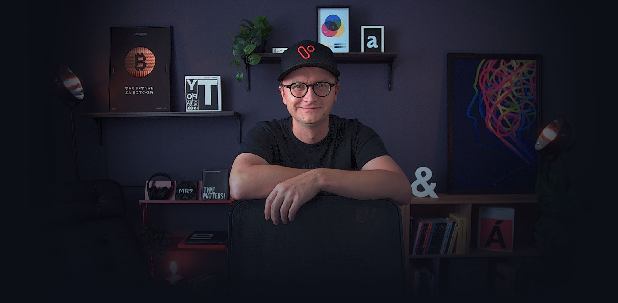 Jiří Chlebus, autor Visualbooku, ve svém grafickém studiu